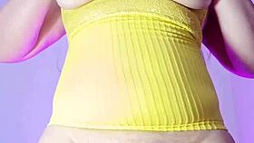 लैटिना लेगिंग्स वाली रंडी बीवी सौतेले बेटे के लिए गंदी चुदाई रिकॉर्ड करती है