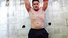 Yuri Gaúcho, the Brazilian bear, gives a handjob leading to cumload