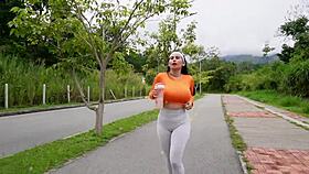 Salgo a trotar en un parque y me encuentro con un entrenador que me termina follando