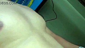 Hermanastra pelirroja con hermosas tetas?