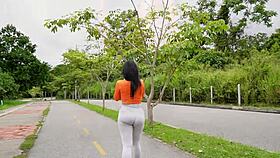 Salgo a trotar en un parque y me encuentro con un entrenador que me termina follando