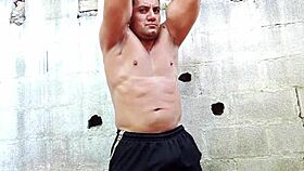 Yuri Gaúcho, the Brazilian bear, gives a handjob leading to cumload