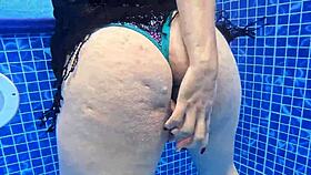 Girl SURPRISED MASTURBATING in POOL, quick SEXO en el AGUA