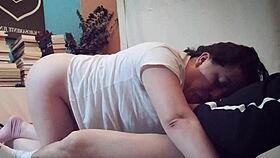 El esposo de mi amiga vino de visita nos quedamos solos y terminó poniéndome en cuatro para meterme toda la verga