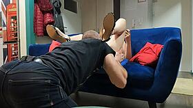 Amateur eats shaved pussy while girl texts on phone