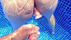 Girl SURPRISED MASTURBATING in POOL, quick SEXO en el AGUA