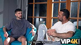 ओलिविया ज़्लोटा हॉर्नी सौतेले डैडी के लिए अपनी गंद हिलाती है!