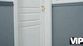 ओलिविया ज़्लोटा हॉर्नी सौतेले डैडी के लिए अपनी गंद हिलाती है!