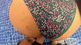 Girl SURPRISED MASTURBATING in POOL, quick SEXO en el AGUA