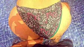 Girl SURPRISED MASTURBATING in POOL, quick SEXO en el AGUA