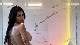 big ebony ass of mia gets admired in casual chat