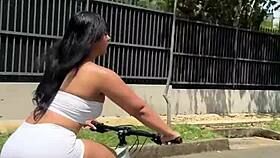 De Esta Manera Te Follas A Una Joven Sexy Ciclista En Colombia