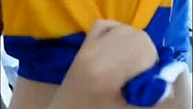 Hermanastra se desnuda y enseña su culo