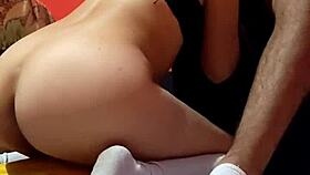 colegiala latina monta a maestro en video casero, rompe culito con uniforme