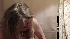 Esclave f performs striptease provocatively!