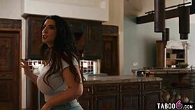 ये अरब टीचर ह्यूज टिट्स इंडिफाइनिट लीव पर, स्टूडेंट्स स्टेपडैड फन के लिए आता है