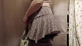 Esclave f performs striptease provocatively!