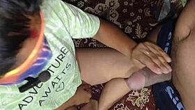 लड़की नहाने के दौरान हिंदी ऑडियो के साथ फ्रेंड के मुंह में लैंड डालती है।