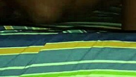 बूढ़ा आदमी बाल रहित लड़की से गीली ब्लोजॉब के लिए नया फोन वादा करता है