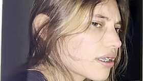 La esposa de mi mejor amiga se masturba mientras yo veo