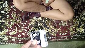 लड़की नहाने के दौरान हिंदी ऑडियो के साथ फ्रेंड के मुंह में लैंड डालती है।