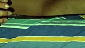 बूढ़ा आदमी बाल रहित लड़की से गीली ब्लोजॉब के लिए नया फोन वादा करता है