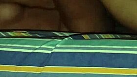 बूढ़ा आदमी बाल रहित लड़की से गीली ब्लोजॉब के लिए नया फोन वादा करता है