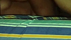 बूढ़ा आदमी बाल रहित लड़की से गीली ब्लोजॉब के लिए नया फोन वादा करता है