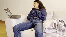 La esposa de mi mejor amiga se masturba mientras yo veo