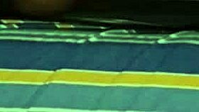 बूढ़ा आदमी बाल रहित लड़की से गीली ब्लोजॉब के लिए नया फोन वादा करता है