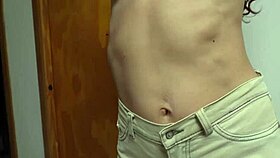 me masturbo hasta el squirt y mojo mis pantalones