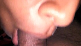 mi hermanastra me chupa el pene muy lento y me saca toda la leche con sus manitos suaves