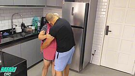 Empregada Fazendo O Almoço Acabou Virando A Comida Do Patrão, Seu Grande Pau Na Boca Dela