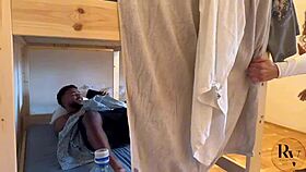 Um casal de amigos e eu flagramos meu colega de quarto tocando punheta?