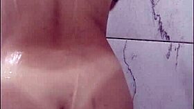 fui tomar banho e me masturbei no chuveiro 😏