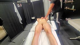 मैंने उसकी मालिश जारी रखी, उसे सेक्स चाहिए था, तो मैंने दे दिया