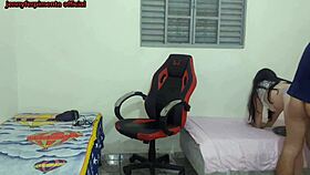 meia-irmã se troca perto do meio-irmão e ele acaba fodendo ela na cadeira gamer.