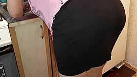 I Secretly And Riskily Masturbate Next To My Stepmom In The Kitchen 😈