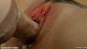 एरियल लेन मशीन और टॉयज से अपनी बालों वाली चूत चाटती