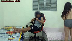 meia-irmã se troca perto do meio-irmão e ele acaba fodendo ela na cadeira gamer.