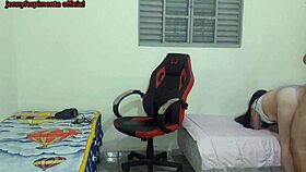 meia-irmã se troca perto do meio-irmão e ele acaba fodendo ela na cadeira gamer.