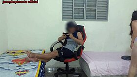 meia-irmã se troca perto do meio-irmão e ele acaba fodendo ela na cadeira gamer.