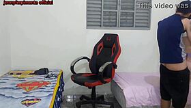 meia-irmã se troca perto do meio-irmão e ele acaba fodendo ela na cadeira gamer.