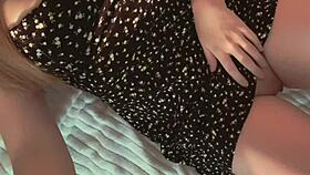 omg this beautiful sexy girl is fingering her pussy so hot 😍