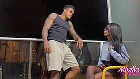 Dessa vez o neg�o encheu minha buceta de porra transamos na cadeira da varanda