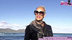 जर्मन ब्लॉन्ड टैटू मिल्फ बीच पर पिक अप की गई