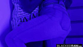 सेक्सी सेरेना को विशाल काला लंड और अंडे चाटना पसंद?