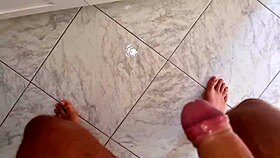 Apri le gambe e inizia a toccartela sborrata dopo una lunga sega per la moglie del mio migliore amico - cazzo enorme e tanto sperma per la troia 😈