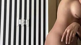 Hey, what do you think of this sexy Latina chica getting all desnuda?