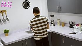 ladronas se hacen pasar por strippers y se terminan llevando todo despues de follarse al due�o de la casa